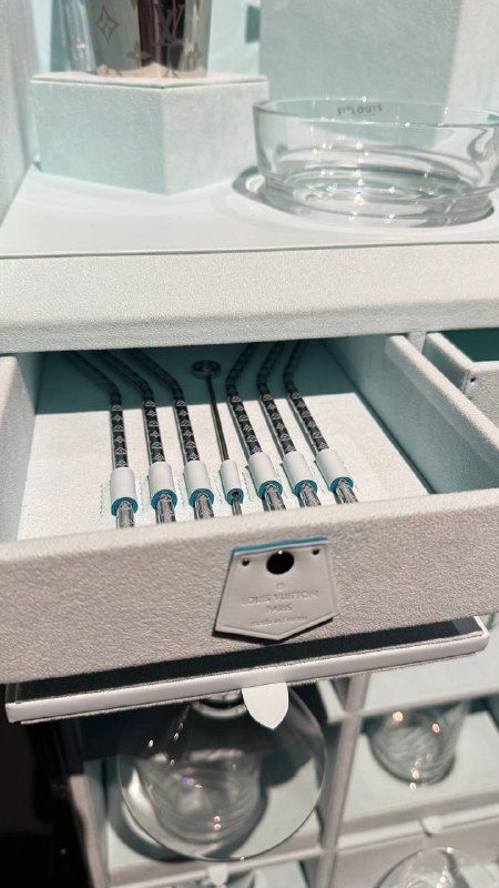 Деталь экспозиции: выдвижные ящики с маленькими пробирками и инструментами — демонстрация материалов и образцов у стенда бренда.