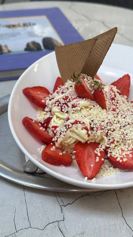 Спагетти с клубничным топпингом