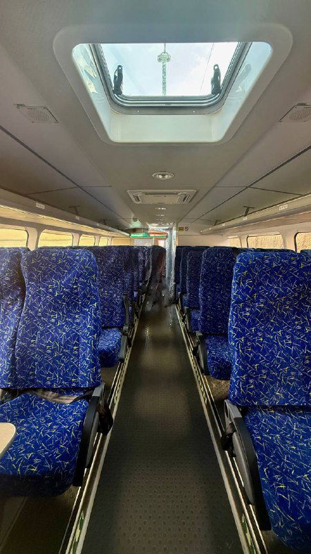 Проход внутри катера между рядами сидений, потолочный люк и ровные сиденья подчёркивают порядок и удобство для пассажиров на маршруте.