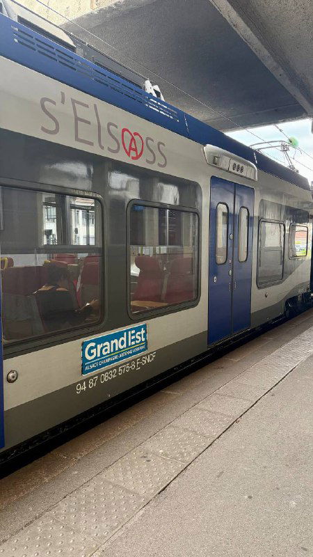 Пригородный электричка с надписью S'ELSASS на боковой панели — вид платформы, открытые двери и региональный состав во Франции.
