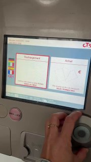 Экран автомата CTS с меню покупки билета и опциями оплаты; в кадре палец пользователя, выбирающий тариф на сенсорном экране.