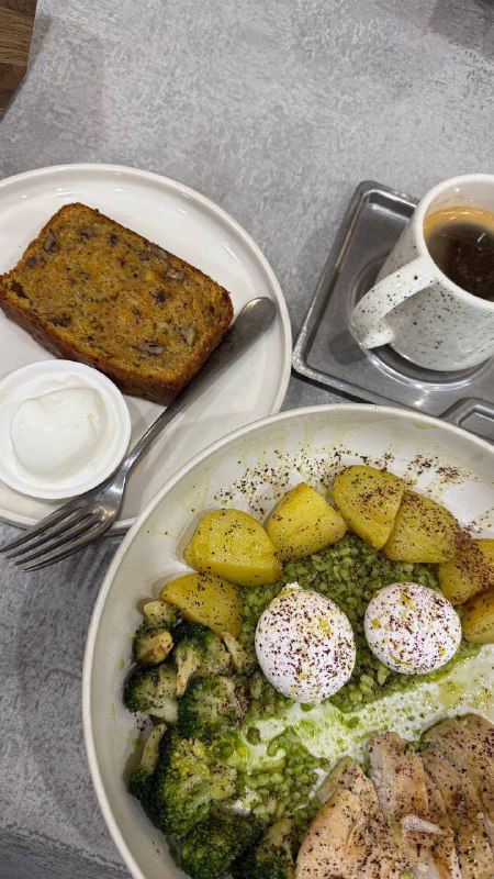 Блюдо с хипстерскими порциями: боул, десерт и кофе на столе — большие порции и современная подача в меню кофейни.