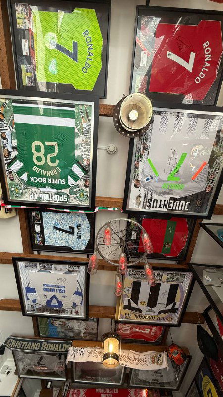 Потолок бара, покрытый автографированными игровыми футболками разных клубов, разместившимися одна возле другой.