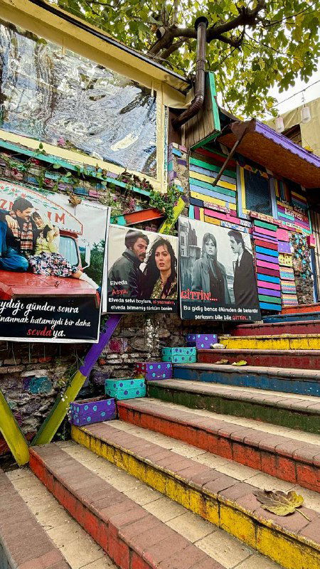 Радужная лестница и цветные плакаты вокруг — место, посвященное турецкому кинематографу и одна из популярных инстаграм-локаций в Балате.