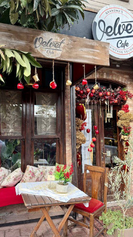 Витрина кафе Velvet с уютным уличным столиком и декором — иллюстрация антуражного интерьера и подачи, о котором пишет автор поста.