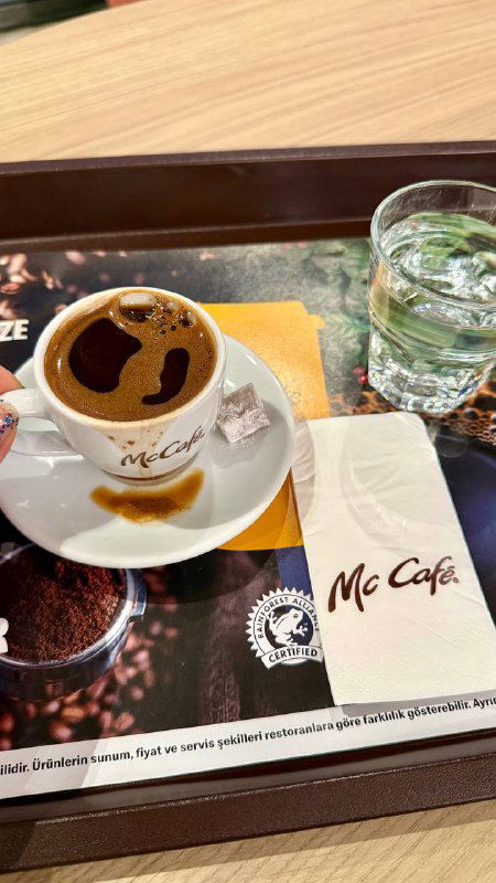 Кофе в чашке McCafé на подносе: турецкий кофе подан вместе со стаканом воды и фирменной салфеткой McCafé