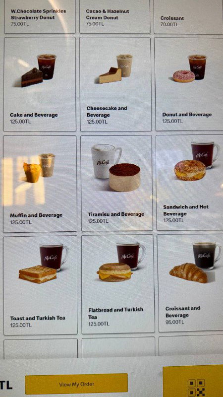 Экран меню McDonald's с изображениями напитков и десертов: какие-то пункты меню и цены видны в крупном кадре