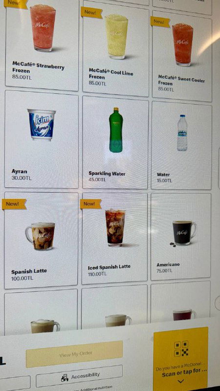 Меню напитков и десертов с холодными опциями: газированные напитки, вода и набор комбо в мобильном варианте меню