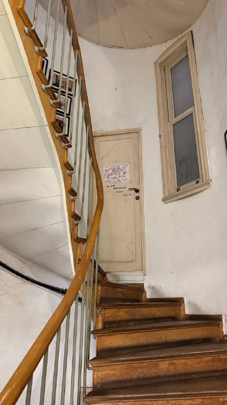 Узкая лестница в старом домике Pera Bakery, ведущая на крошечный балкончик — популярная фотозона с чашечкой кофе.