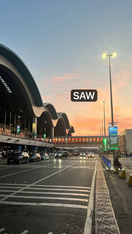 Внешний вид терминала SAW на закате: изогнутые крыши, подъездная зона и дорожная полоса перед входом в терминал.