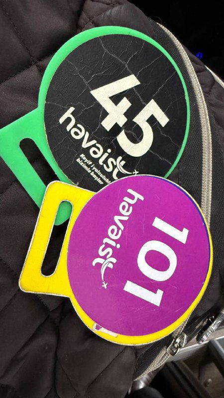 Яркие багажные бирки и номерки Havaist на ремне: иллюстрация системы нумерации багажа при автобусном трансфере.