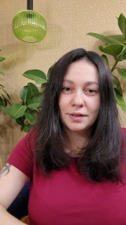 Портрет автора канала Кетт: женщина в красной футболке на фоне зелёных растений, кадр из превью видео-урока о маркетинге.