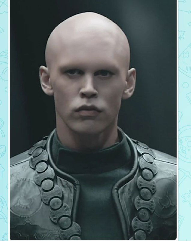 Портрет персонажа Фейд-Раута в концептуальном костюме из «Дюна 2»: бритая голова, серьёзное выражение лица и холодная цветовая гамма кадра.