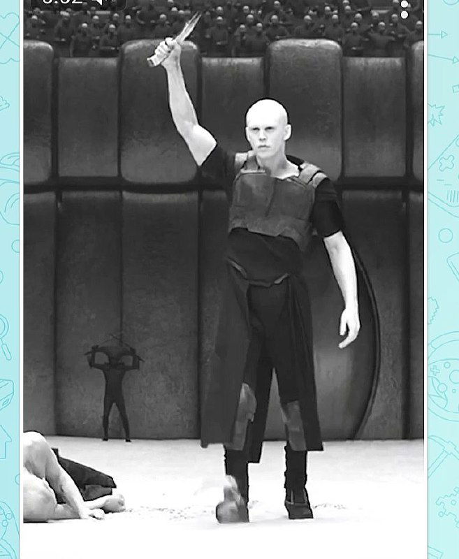 Персонаж Фейд-Раута в динамичной сцене с поднятым кинжалом на арене: полный рост, драматическое освещение и напряжение момента.