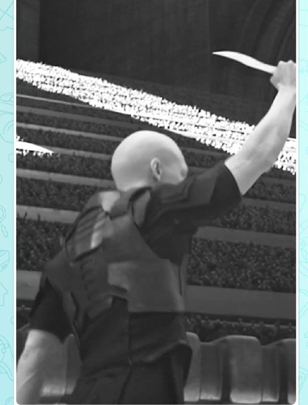 Динамичный кадр персонажа с поднятым оружием на фоне трибун: движение и кинематографический ракурс, сцена боя из «Дюна 2».