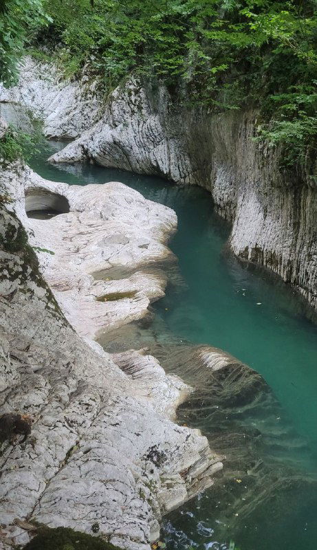 Изумрудная вода и белые скалы