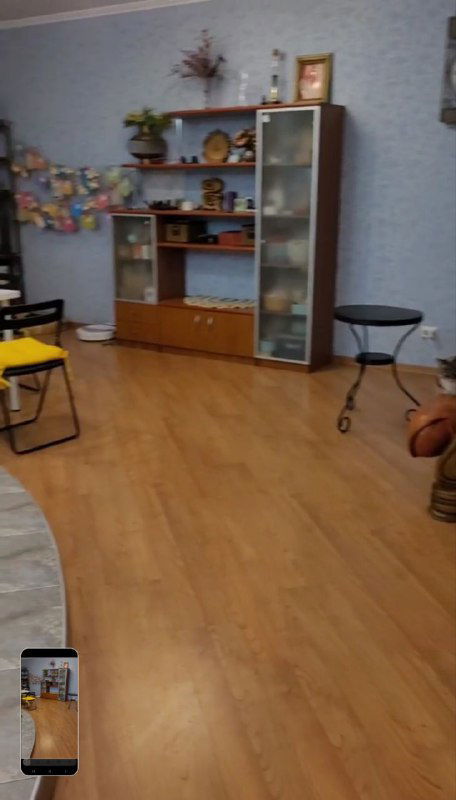 Пустая часть комнаты с ламинированным полом и мебелью у стены, показывает площадь и планировку помещения.