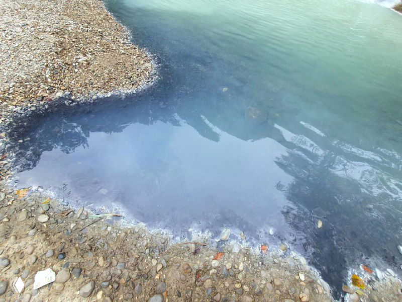 Тёмно-голубая окраска и зеркальная поверхность в лужице у берега, контраст горячих и холодных зон воды у минерального источника