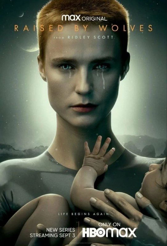 Постер сериала «Взращённые волки»: крупный план женской киборг-матери, её руки держат младенца на мрачном инопланетном фоне.