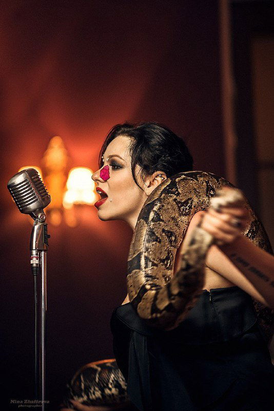 Съёмки клипа: удав, викторианские платья и спецэффекты