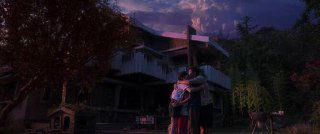 Ночное семейное или уличное эпизодическое изображение: два человека обнимаются на фоне дома в сумерках, драматический финал сцены.