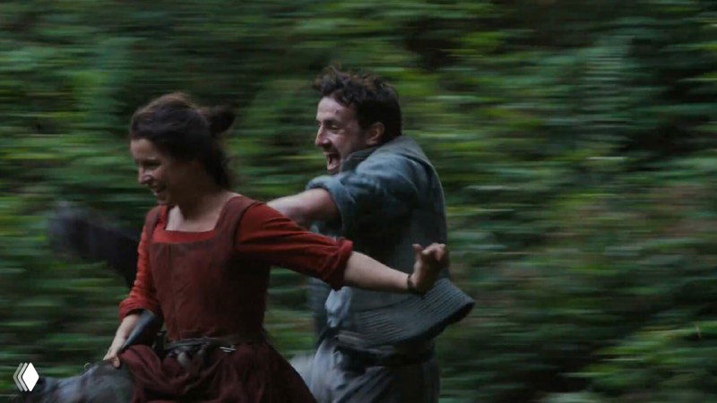 Сцена бегства в лесу: Агнес и Уилл в движении, размытие кадра передаёт динамику и эмоциональное напряжение их отношений и обстоятельств.