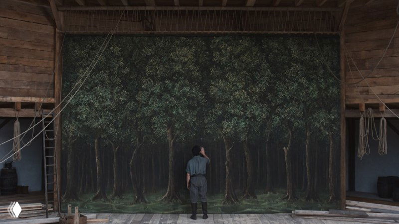 Человек у театральной декорации с изображением леса: метафорическая сцена, где личная история пересекается с театральным воплощением и текстом.