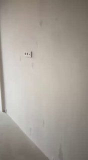 Стена с некачественной финишной отделкой, видны вмятины и неровности вокруг розетки — пример проблем со шпаклёвкой в квартирах ЖК MOD.