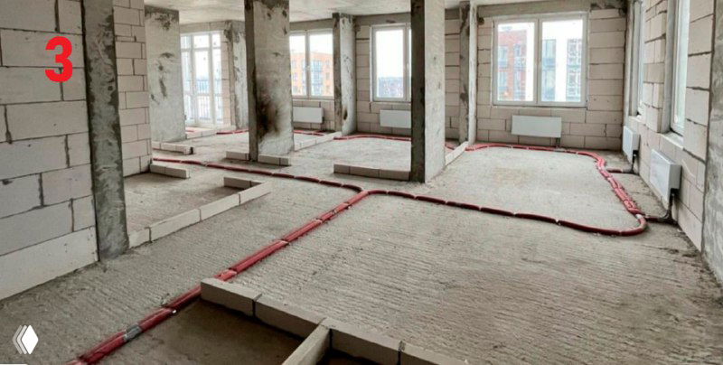 Черновая стадия ремонта: строительная площадка квартиры с открытой стяжкой, коммуникациями и перегородками — состояние без отделки.