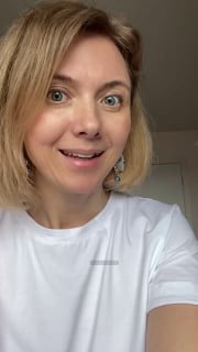 Портрет автора — женщина со светлыми короткими волосами в белой футболке, улыбается в камеру; превью к видео об очищении кожи и уходе за лицом.