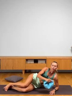 Инструктор переходит к боковой позиции и демонстрирует мягкие движения и работу кора, показывая альтернативные вариации упражнений для тазового дна.