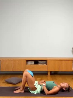 Демонстрация удержания таза в правильном положении с небольшим мячом, акцент на мягкости движений и уважении ощущений внизу живота.