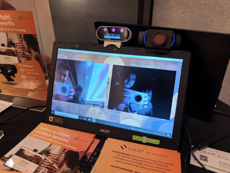 Демонстрация работы SunBooster на ноутбуке: экран показывает тестовый интерфейс и кадры, рядом размещены устройства для показа режима работы.