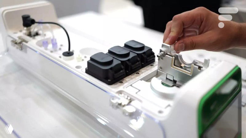 Крупный план компонентов CL1: модульные блоки и интерфейсные разъёмы на белом шасси, показаны элементы механики и электроники устройства.