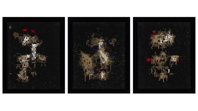 Три тёмные панели с абстрактными золотистыми и красными элементами, триптих в стиле генеративного искусства, представленный как лот на аукционе.