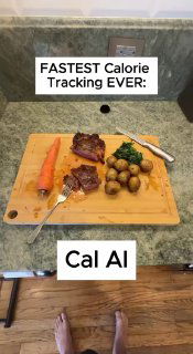 Фотография: разделочная доска с порцией мяса, картофелем и морковью на столе, поверх — оверлей с надписью «Cal AI», иллюстрация к статье о приложении.