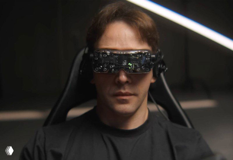 Крупный план мужчины в Bigscreen Beyond 2: на лицевой части видны сенсоры и камера для слежения за взглядом в инсталляции.