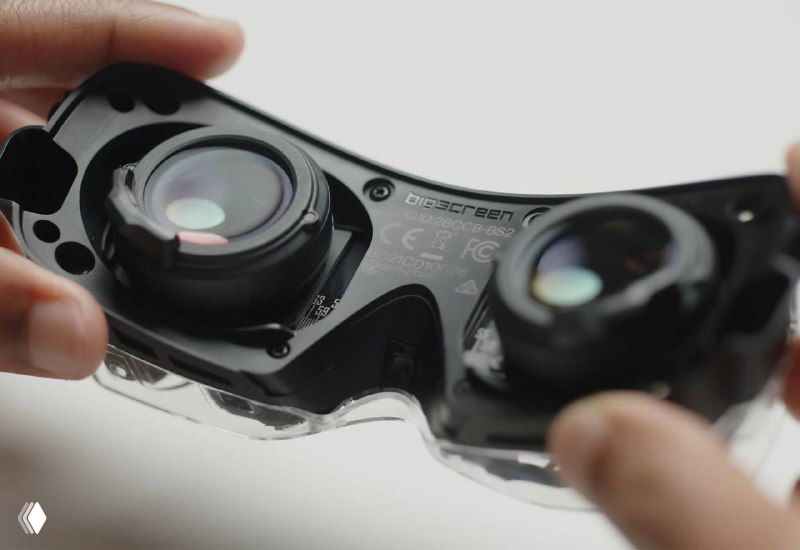 Вид изнутри Bigscreen Beyond 2: крупные объективы и подписи на пластике, демонстрация оптической части вблизи.