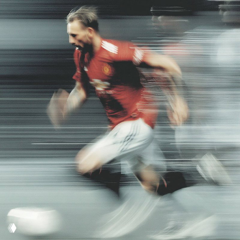 Динамичная сцена с футболистом в движении и сильным эффектом размытия, пример генерации движущихся объектов и выраженной кинематографии.