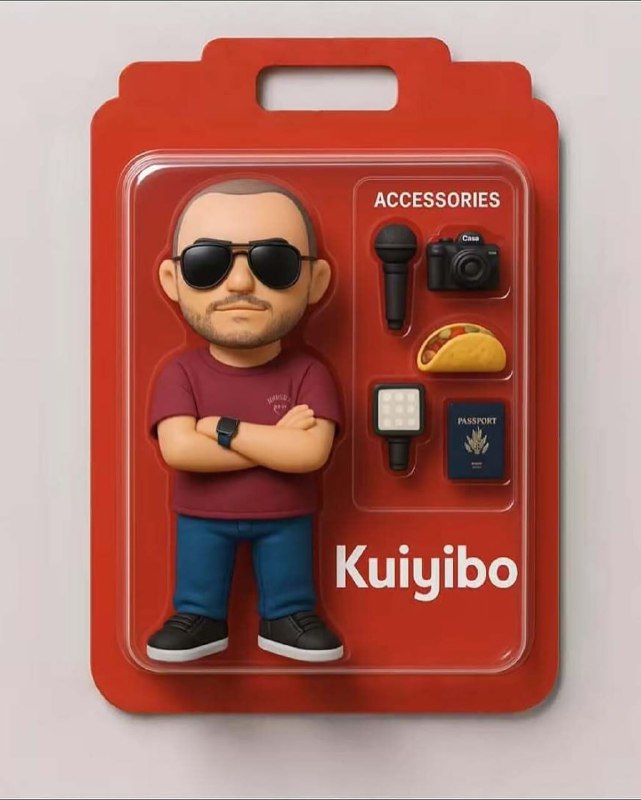Красная блистер‑упаковка с мультяшной фигуркой и мелкими аксессуарами: камера, паспорт и другие предметы для образа персонажа.