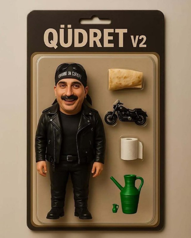 Мини‑фигурка в блистере в стиле байкера с небольшими аксессуарами: мотоцикл, кувшин и другие предметы, передающие характер.