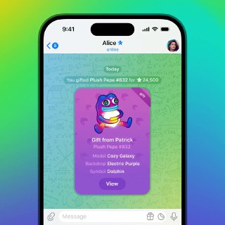 Скриншот Telegram на смартфоне: карточка подарка из маркетплейса, уведомление и яркий градиентный фон приложения.