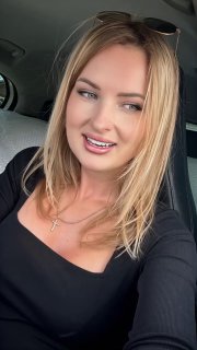 Крупный план улыбающейся женщины в автомобиле, солнечный свет и макияж; кадр выглядит как модельный портрет из ролика или ИИ‑видео.