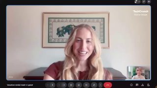 Видеоконференция: улыбающаяся женщина в кадре вызова — пример работы новых функций Google Meet, включая перевод и озвучку.