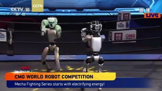 Крупный план двух гуманоидных роботов во время удара в ринге; один робот замахивается, на переднем плане нижняя полоса трансляции с названием серии.