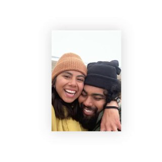 Портретная фотография пары‑селфи, показывающая естественную цветокоррекцию и кадрирование, которые можно автоматизировать в Google Photos.