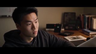 Молодой человек за ноутбуком в тёплой рабочей обстановке: иллюстрация к анонсу ИИ‑агента Neo с фокусом на экран и рабочее место.