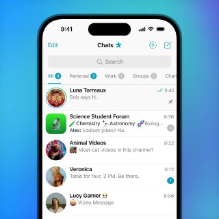 Скриншот списка чатов в Telegram на iPhone: видны имена чатов, статус онлайн и стандартный внешний вид приложения с панелью поиска.