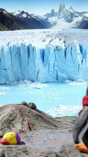 Сцена с ледником в мультяшном стиле: голубые айсберги и участок береговой линии с персонажем — демонстрация холодного пейзажа в сгенерированном видео.