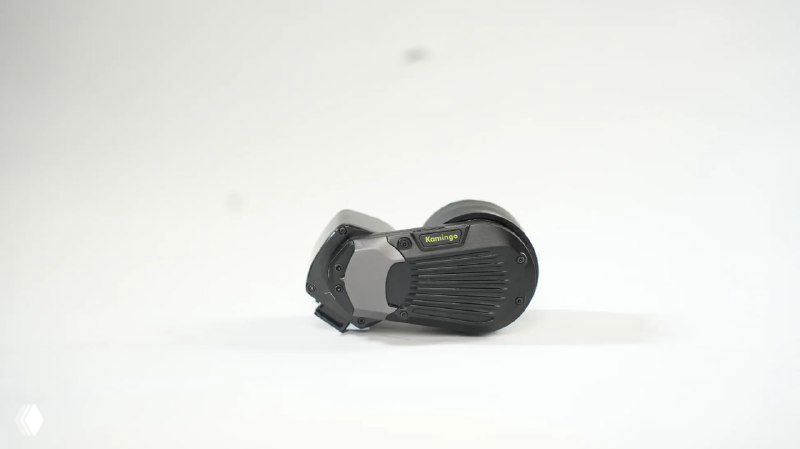 Портативный модуль Kamingo на светлом фоне; видна форма устройства, вентиляционные решётки и крепёжные элементы в близком плане.